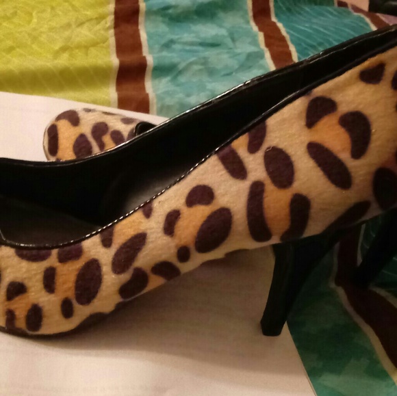 Fergalicious by Fergie Faux Fur Pumps Size 7.5M - Picture 8 of 8